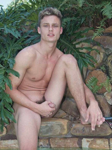 Gay dude Joe bfcollection has hidden in green bushes and played with nude cock